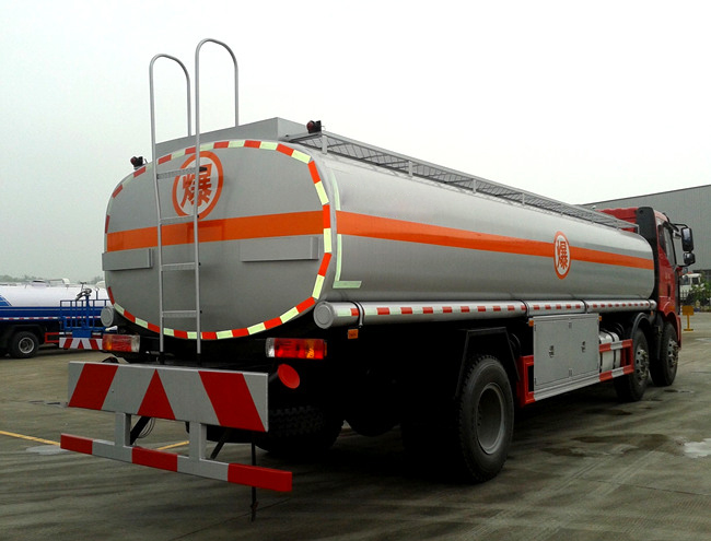 解放小三轴21.6方油罐车