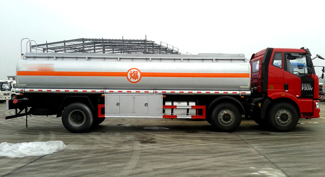 解放小三轴21.6方油罐车