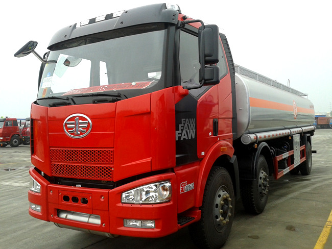 解放小三轴21.6方油罐车