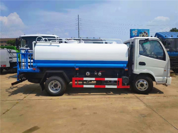 东风国五5吨洒水车
