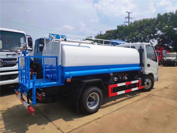 东风国五5吨洒水车