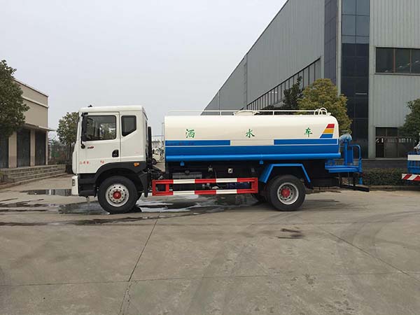 东风D7洒水车10.5立方
