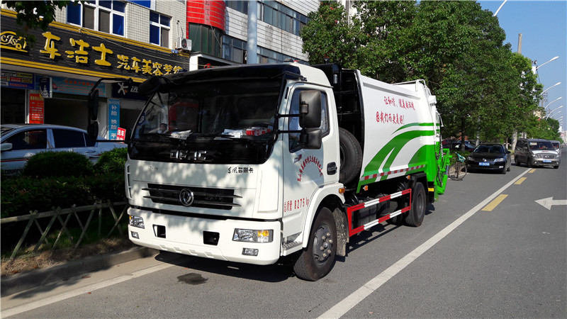 东风小多利卡压缩式垃圾车