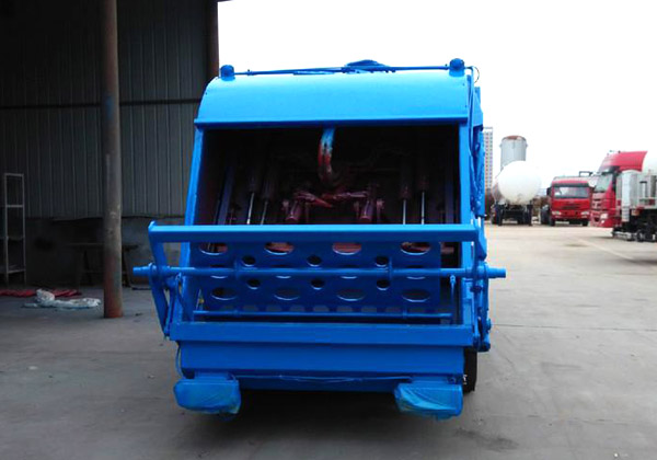 东风锐铃5方压缩式垃圾车