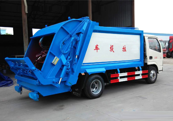 东风锐铃5方压缩式垃圾车