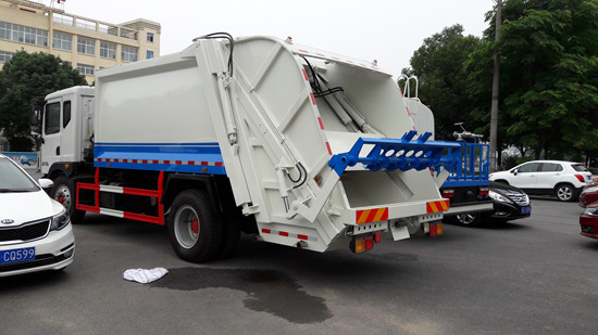 东风多利卡D9压缩垃圾车