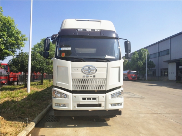 解放前四后八铝合金运油车31.6立方