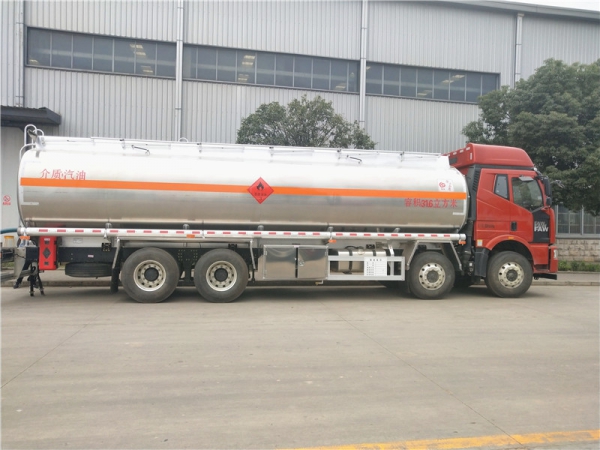 解放前四后八铝合金运油车31.6立方