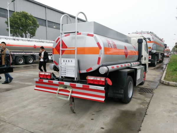 东风多利卡蓝牌2吨加油车