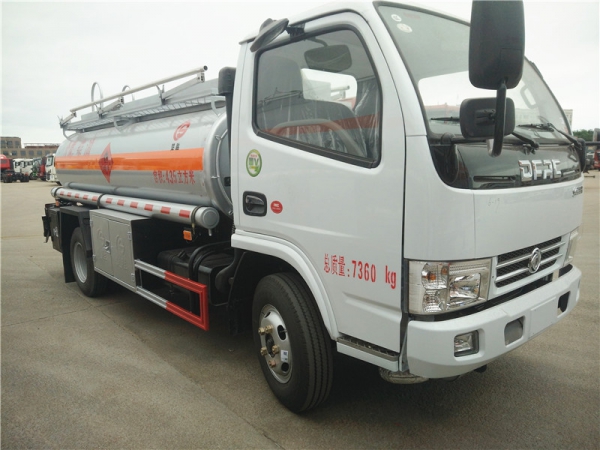 东风小多利卡4.35方加油车