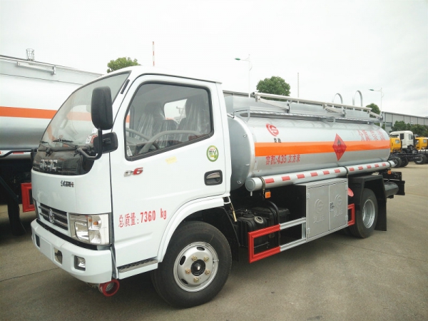 东风小多利卡4.35方加油车