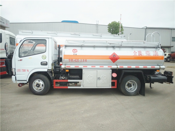 东风小多利卡4.35方加油车