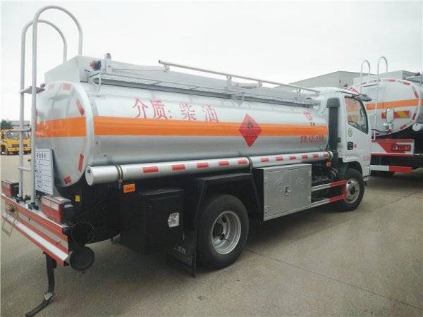 东风小多利卡4.35方加油车