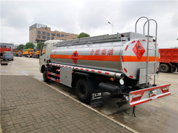 东风多利卡7.6方加油车