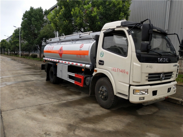 东风多利卡7.6方加油车