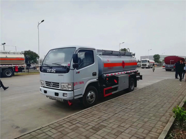 东风多利卡4.63方加油车