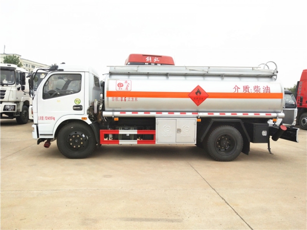 东风多利卡8.6方加油车