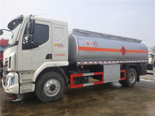 柳汽乘龙14.7方运油车