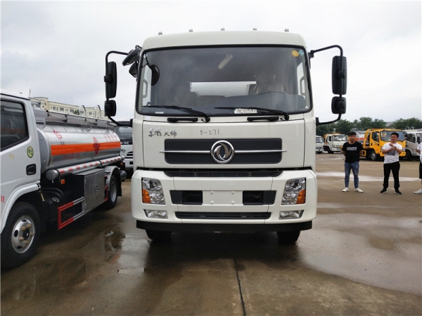 东风天锦13.8方运油车