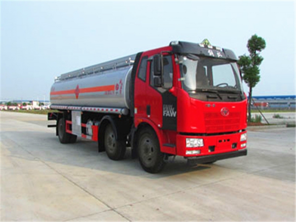 解放前四后四17.5方油车