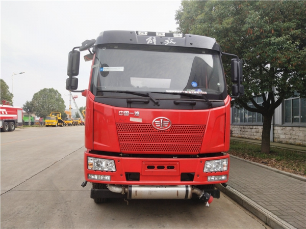 解放前四后四17.5方油车