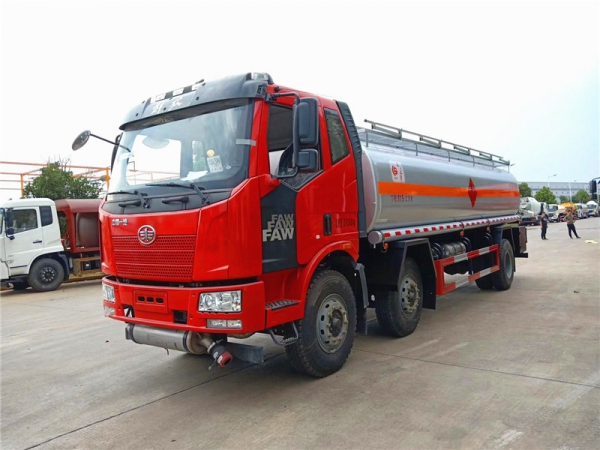 解放前四后四17.5方油车