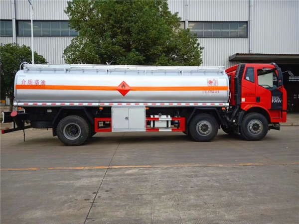 解放前四后四17.5方油车