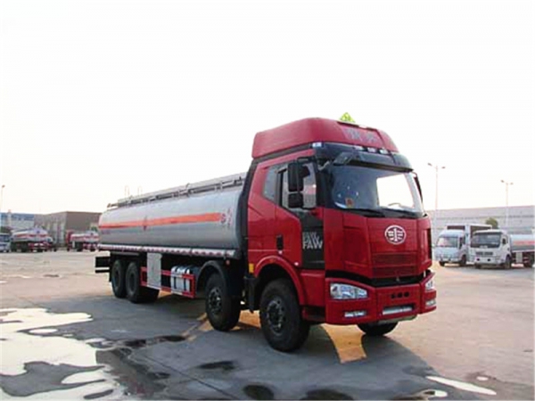 解放前四后八24.5方油车