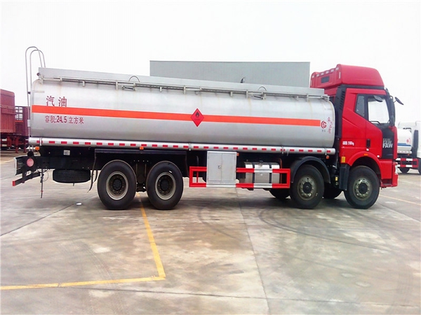 解放前四后八24.5方油车