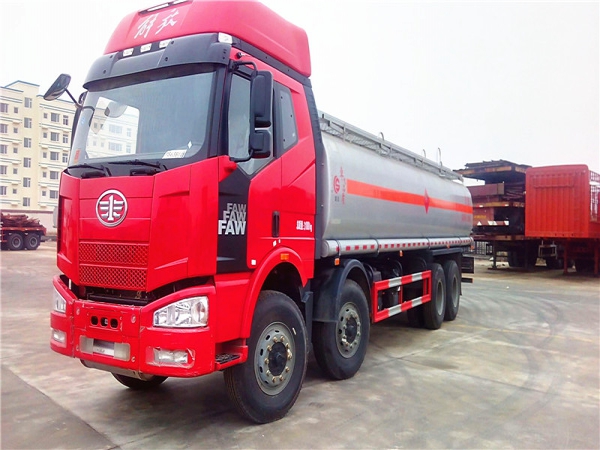 解放前四后八24.5方油车