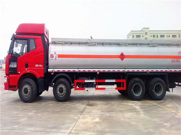 解放前四后八24.5方油车