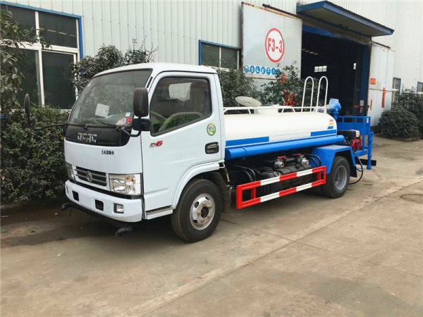 东风多利卡蓝牌2吨洒水车
