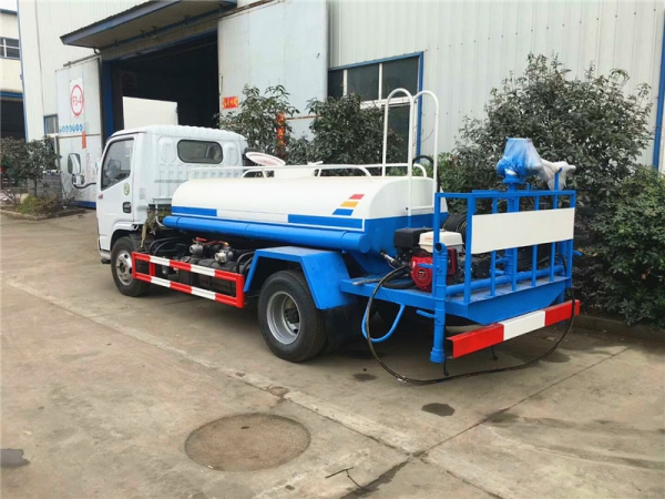 东风多利卡蓝牌2吨洒水车