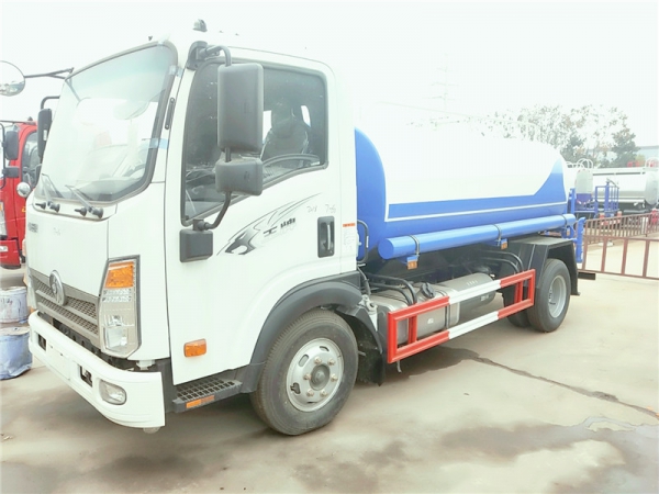 重汽5方洒水车
