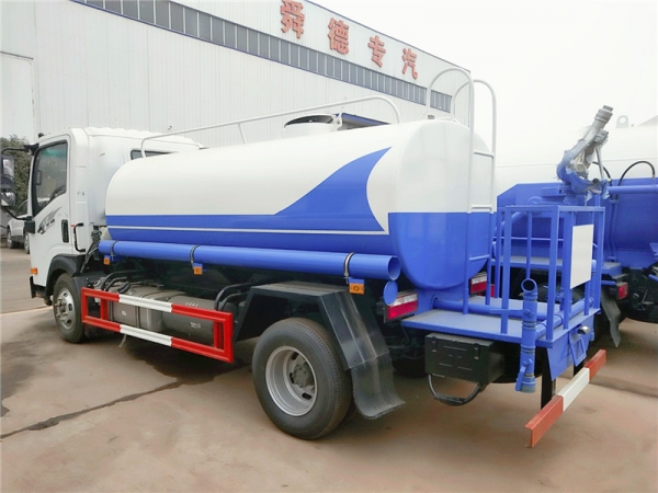 重汽5方洒水车