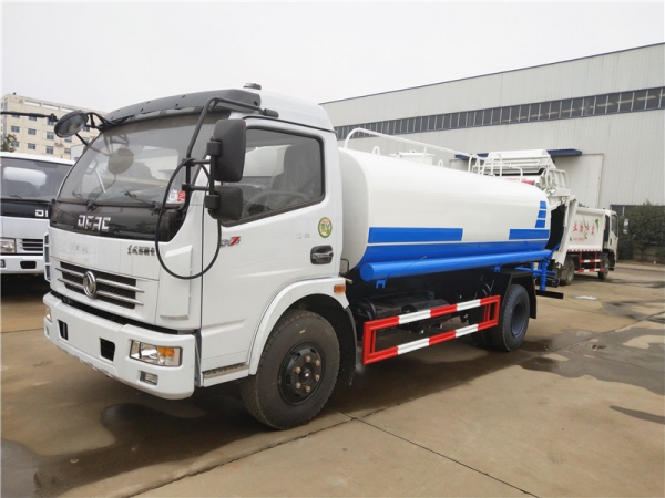 东风多利卡10方洒水车