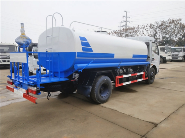 东风多利卡10方洒水车