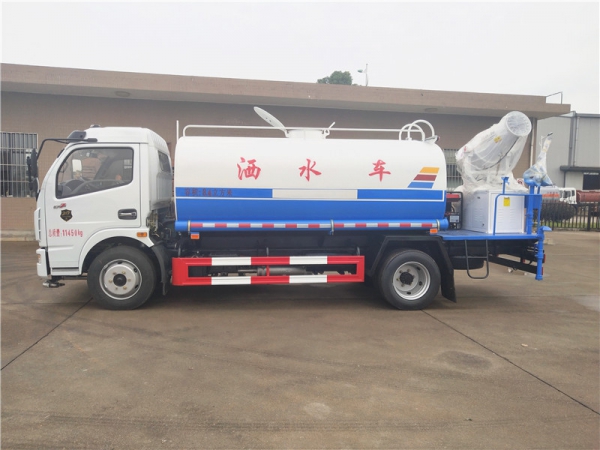 东风多利卡10方洒水车带雾炮
