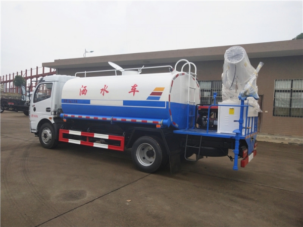 东风多利卡10方洒水车带雾炮