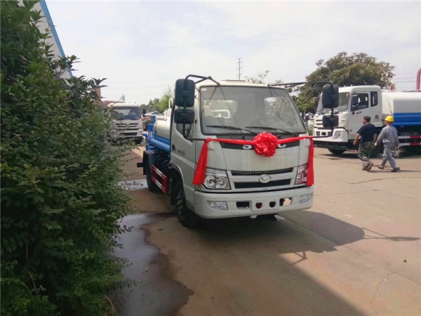 时风蓝牌2吨洒水车