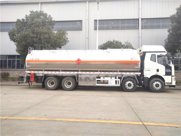 解放前四后八27方铝合金油车