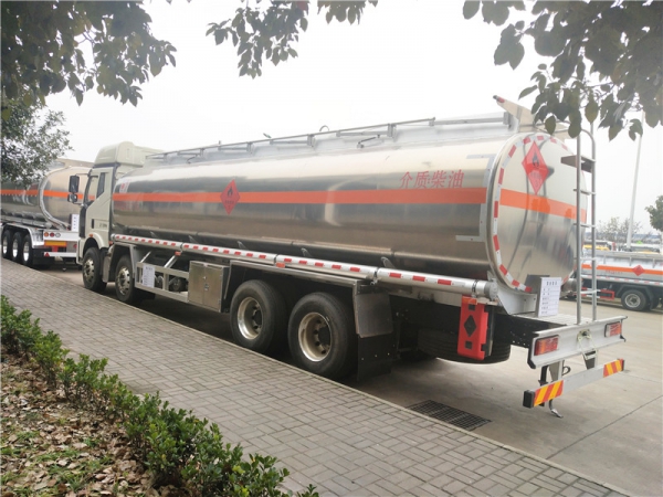 解放前四后八27方铝合金油车