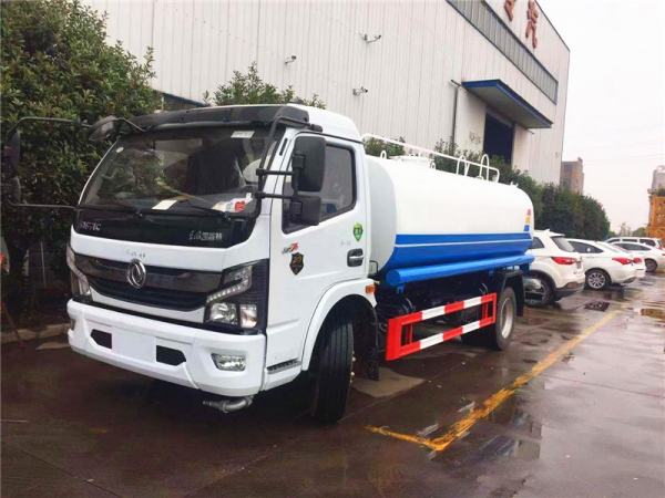 国六东风多利卡10方洒水车