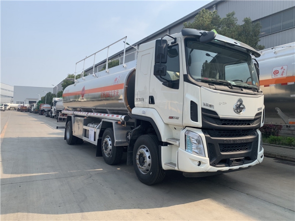 柳汽乘龙H5小三轴20.5立方油罐车