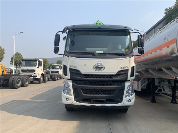 柳汽乘龙H5小三轴20.5立方油罐车