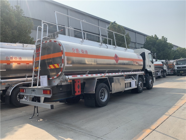 柳汽乘龙H5小三轴20.5立方油罐车