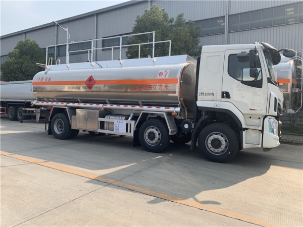 柳汽乘龙H5小三轴20.5立方油罐车