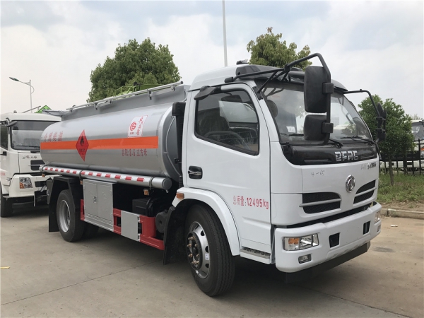 东风多利卡8.6方150马力运油车图片，8吨油罐车报价及配置