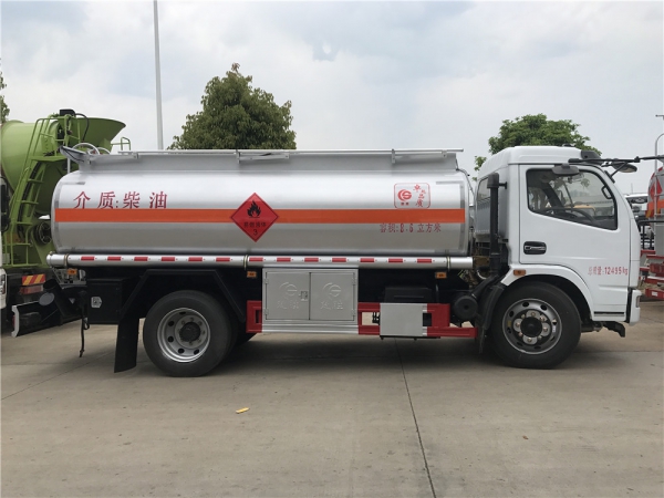 东风多利卡8.6方150马力运油车图片,8吨油罐车报价及配置