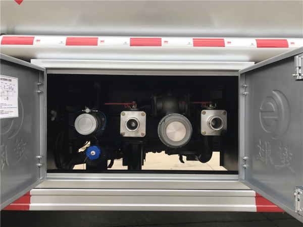 东风多利卡8.6方150马力运油车图片,8吨油罐车报价及配置